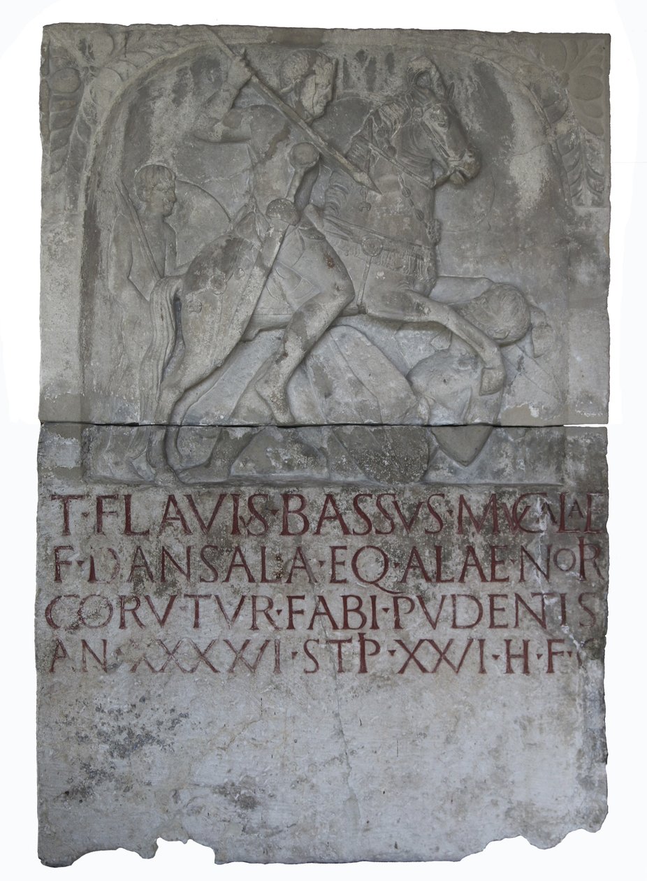 Gravstein fra den flaviske tiden eques alaris (vingekavalerist) Titus Flavius ​​​​Bassus, sønn av Mucala. En Dansala av Roman