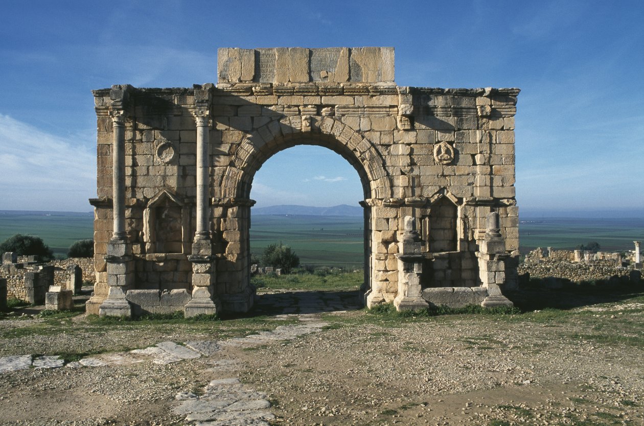 Triumfbue bygget til ære for keiser Caracalla, på Decumanus Maximus, 217 e.Kr. av Roman