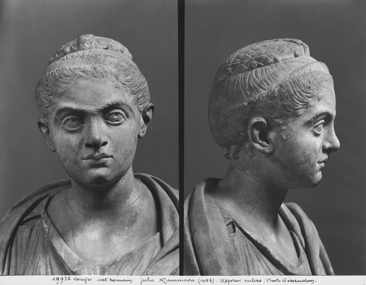 To visninger av Julia Mamaea (180-235 e.Kr.) mor til keiser Severus Alexander (205-235 e.Kr.) ca. 230 (marmor) av Roman