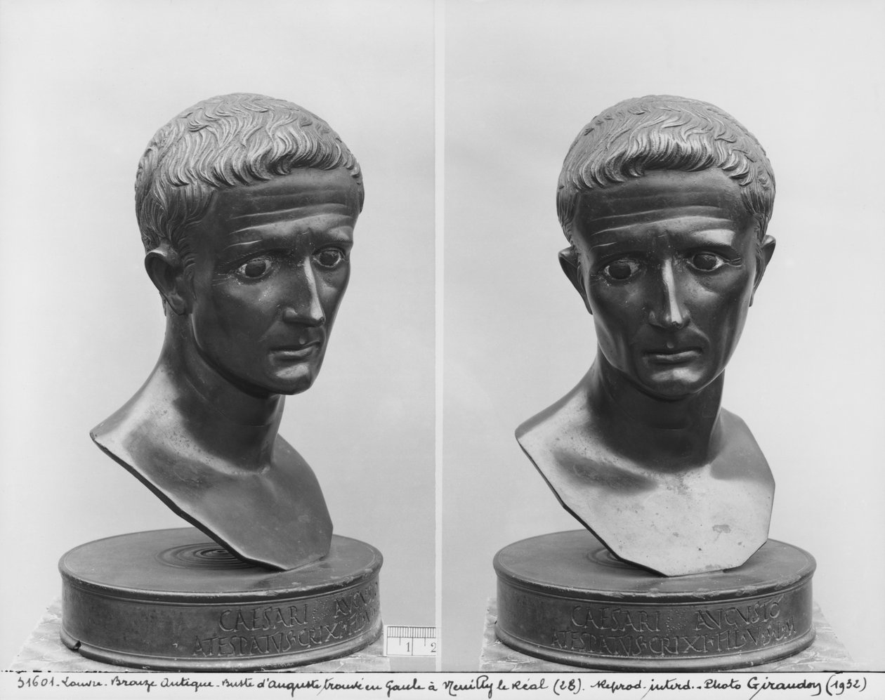 To utsikter av en byste av keiser Augustus (63 f.Kr.-14 e.Kr.) (bronse) av Roman