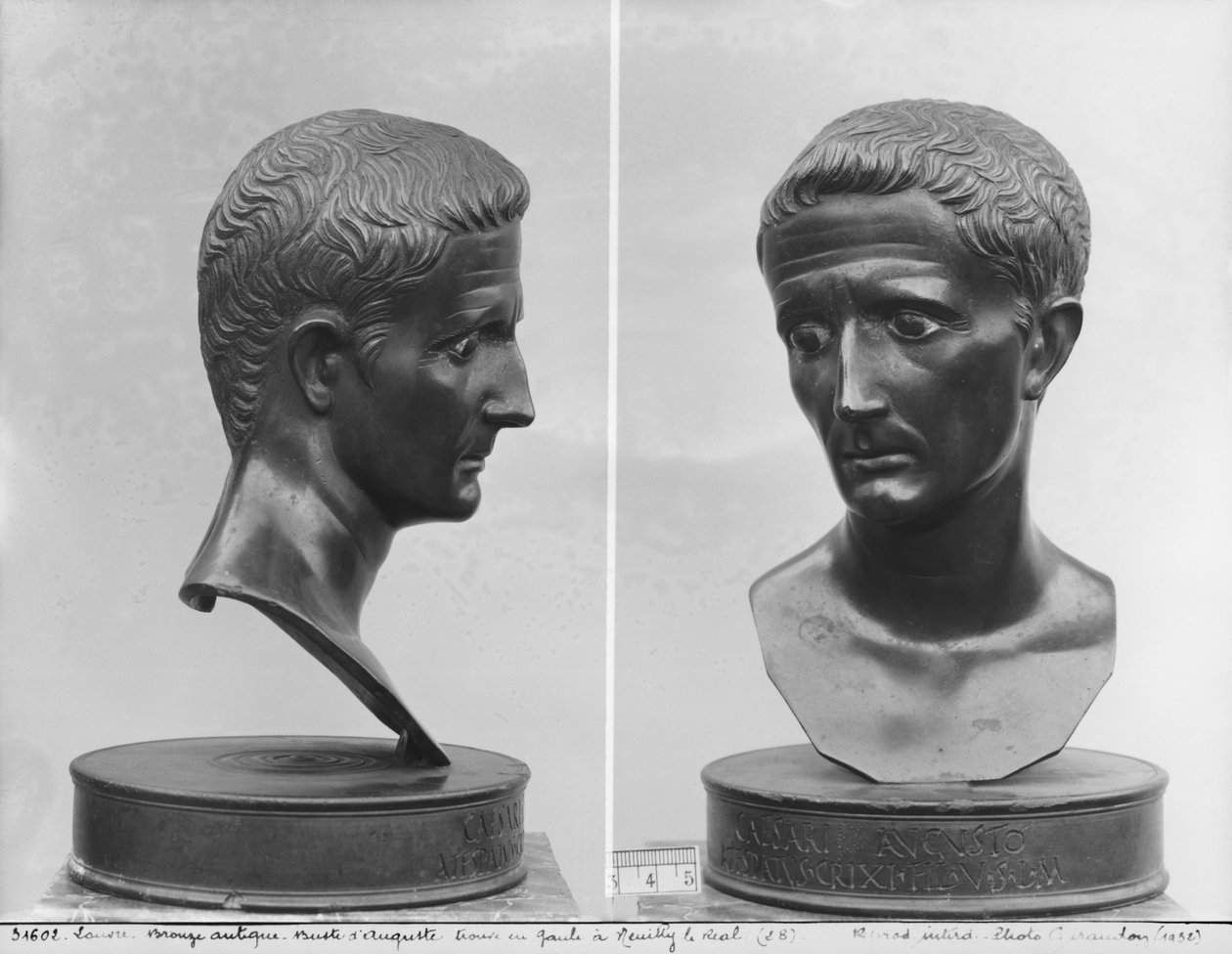To utsikter av en byste av keiser Augustus (63 f.Kr.-14 e.Kr.) (bronse) av Roman