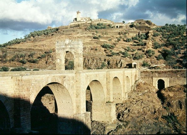 Utsikt over Alcantara-broen, bygget ca. 105 e.Kr av Roman