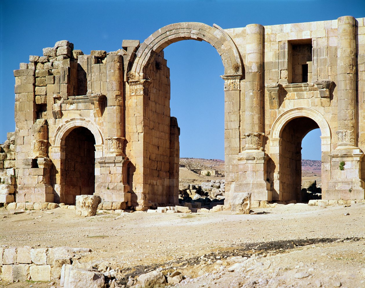 Utsikt over triumfbuen, bygget ca. 129 e.Kr av Roman