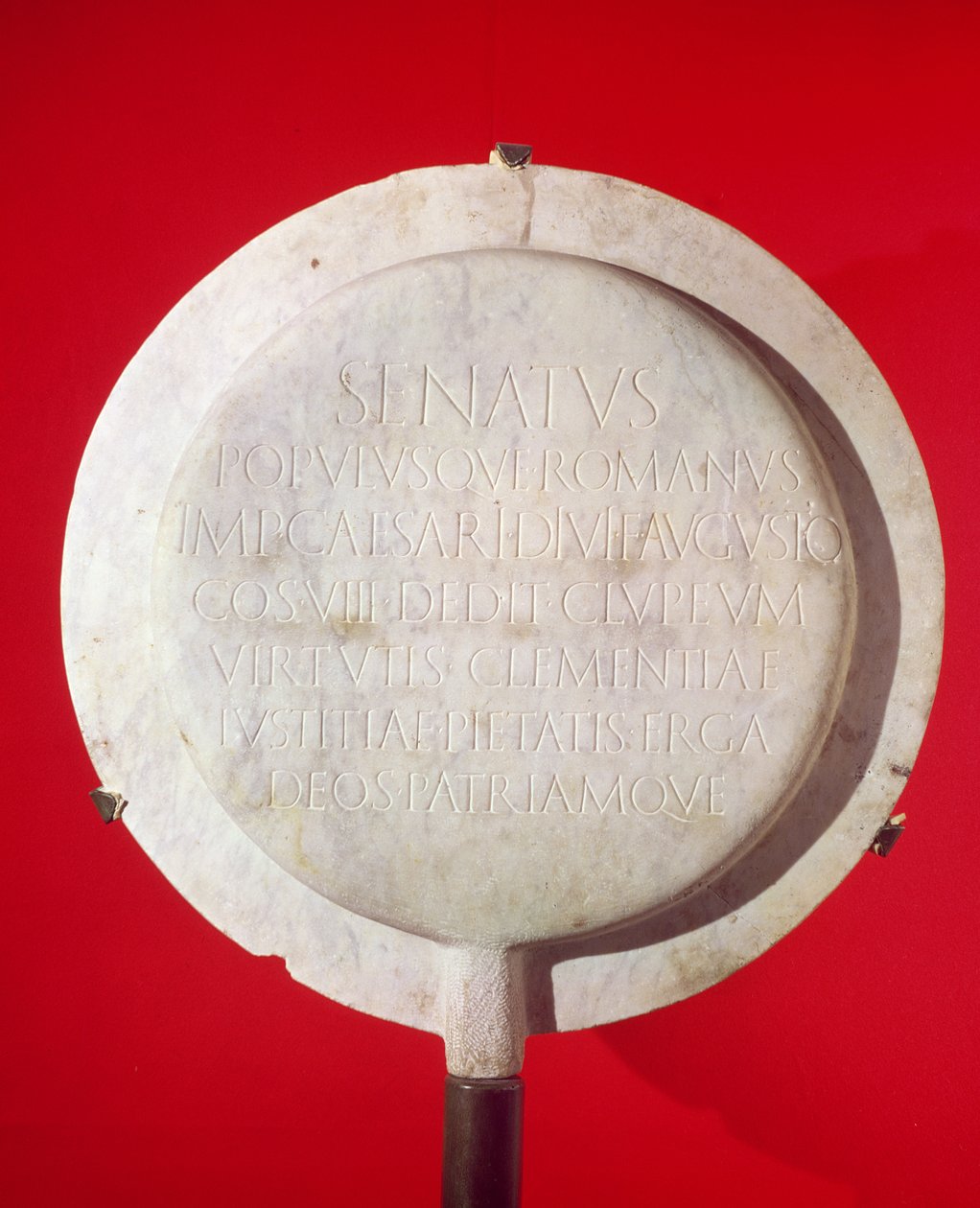 Votivskjold til ære for Augustus (63-14 f.Kr.) 26 f.Kr. (marmor) av Roman