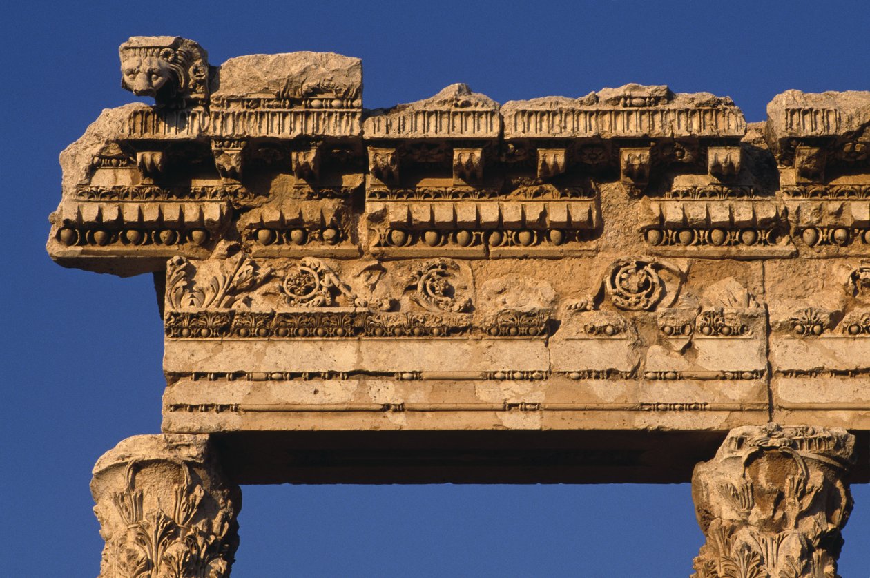 Entablatur av en portiko på gårdsplassen, Sanctuary of Jupiter Heliopolitanus, High Imperial Period (27 BC-395 AD) av Roman Imperial Period