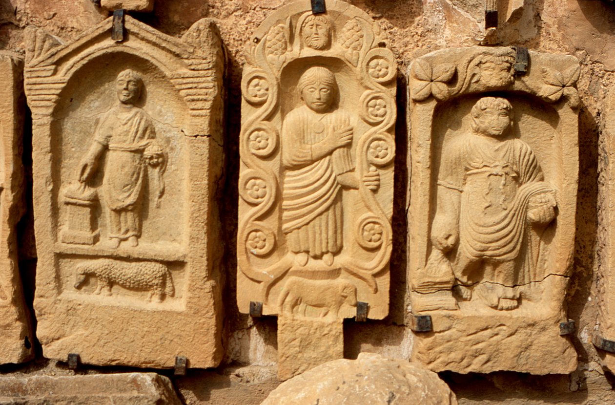 Stelae med menneskefigurer av Roman Imperial Period