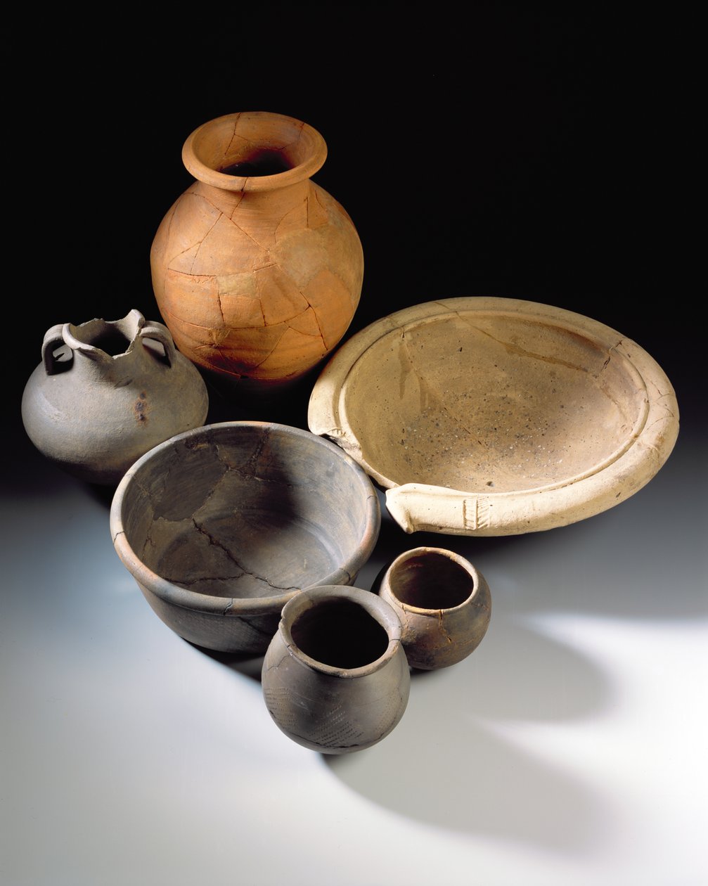 Flagon og andre fartøyer, fra Inveresk, Midlothian av Roman Roman