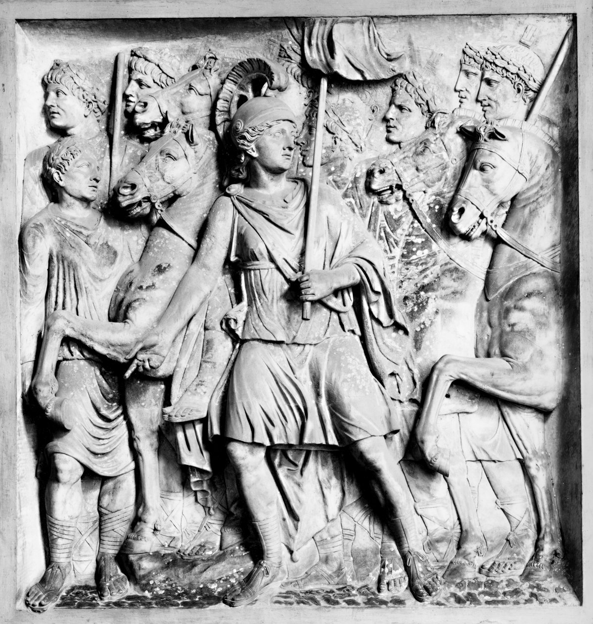 Fragment av et relieff som viser gudinnen Roma med krigere av Roman Roman