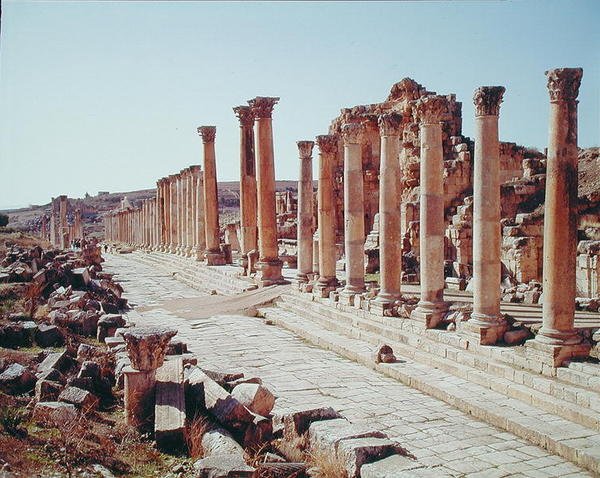 Utsikt over Street of Columns, opprinnelig bygget ca. 39-76 f.Kr av Roman Roman