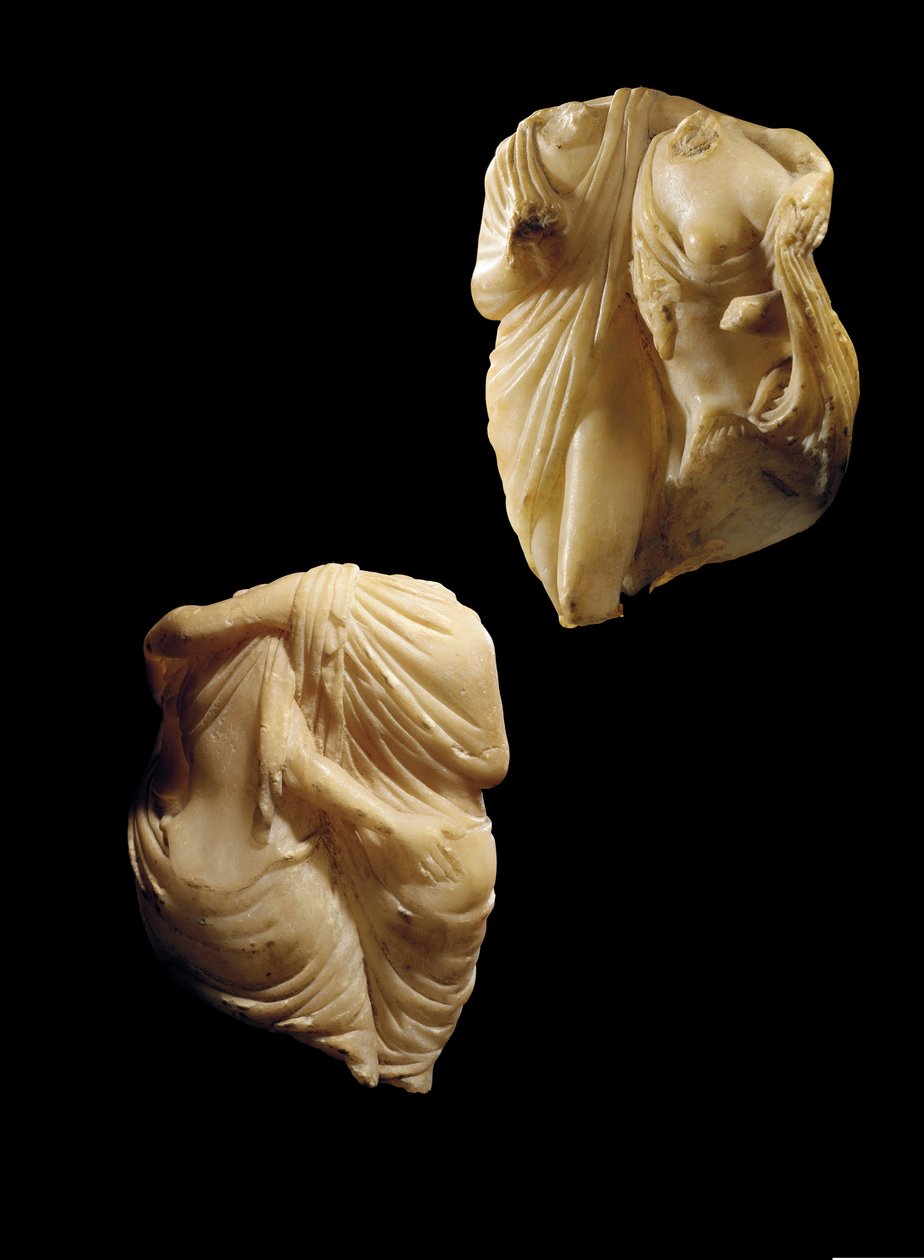 En gresk-romersk marmordyade av Priapus som omfavner en maenade av Roman