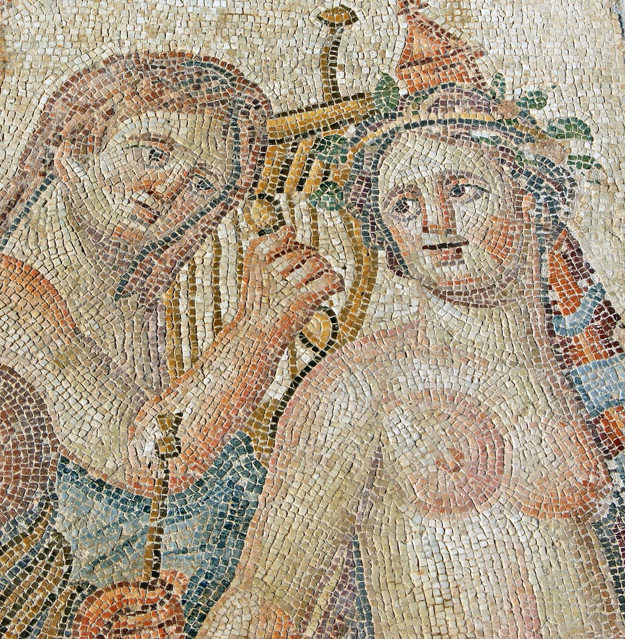 En kentaur sjarmerer en Maenad, detalj fra The Triumphant Procession of Dionysos, House of Aion, Pafos, Kypros (mosaikk) av Roman