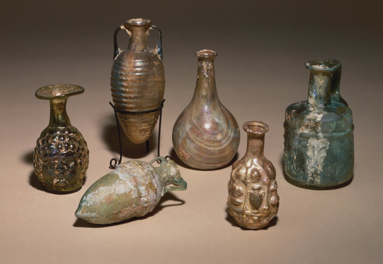 En gruppe delikate romerske blåste og formblåste glasskosmetikkkolber, 1. århundre e.Kr. av Roman