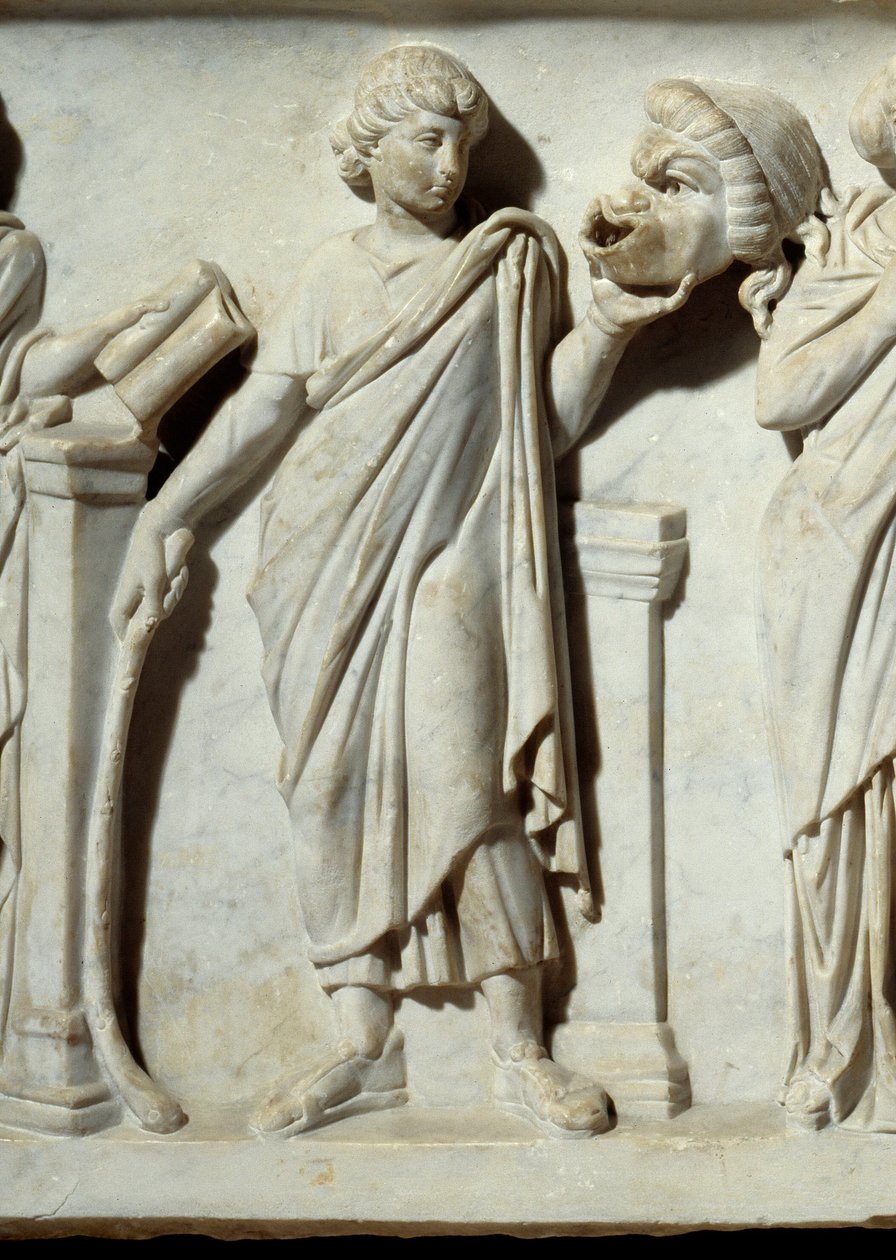 En muse som holder en maske av komedien, detalj av Sarkofagen til musene: representasjon av kunstens muser og bokstaver. Marmor skulptur. 150 e.Kr. Paris, Louvre-museet. av Roman
