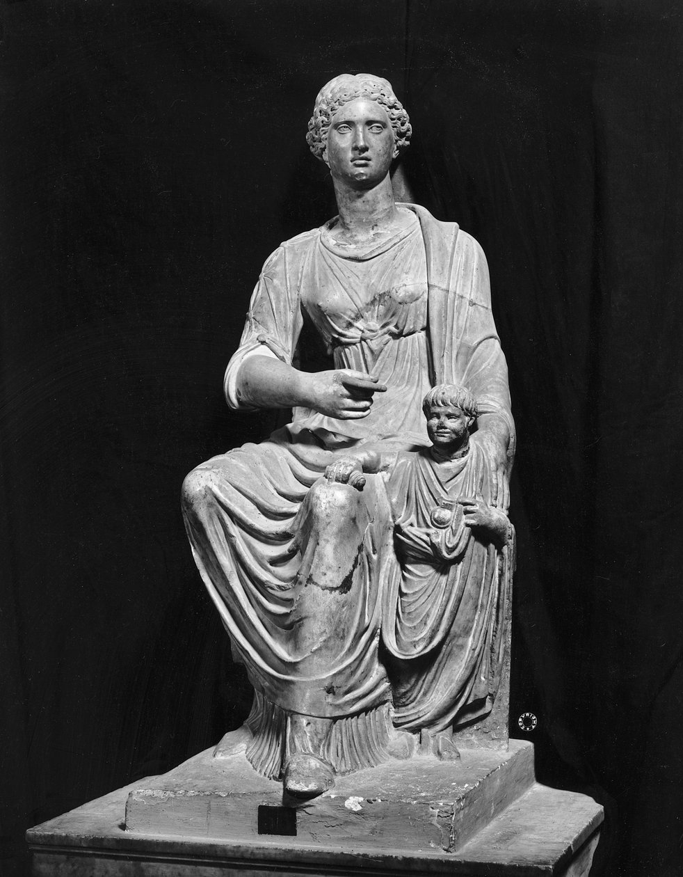 Agrippina den yngre (15-59 e.Kr.) med sønnen Nero (37-68 e.Kr.) (marmor) (s/hvitt-bilde) av Roman