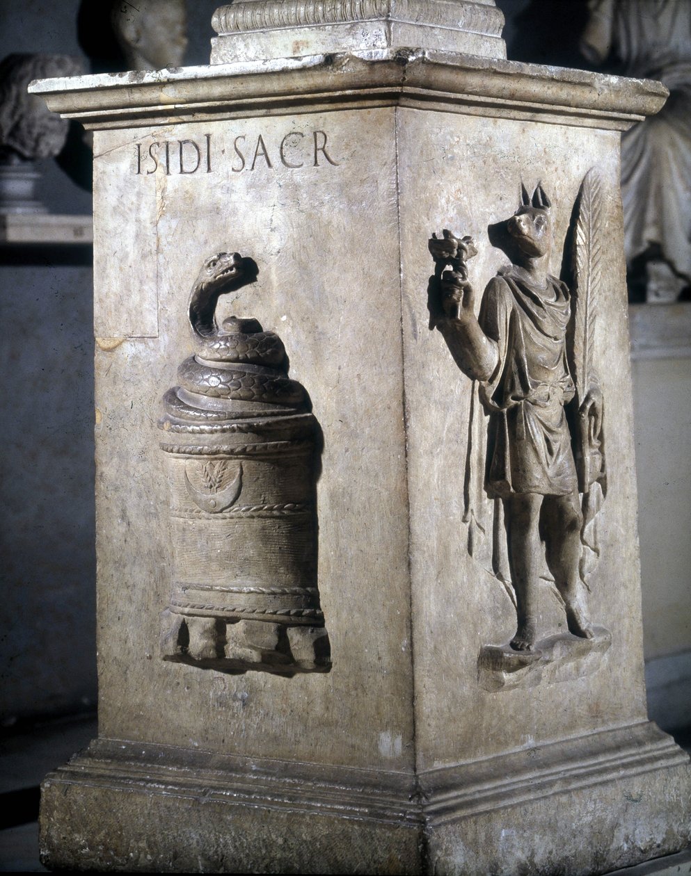 Alter dedikert til Isis. Venstre: mystisk stein med slange og høyre: Anubis-Hermès. Ordene "Iside Sacr" er inngravert på slangen. 2. århundre. Musei Capitolini, Roma. av Roman