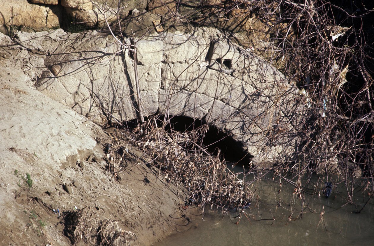Antikkens Roma, arkaisk periode: utsikt fra munningen av Cloaca Maxima (Cloaca Massima eller Cloaque Maxime), avløpsoppsamler begynner under Tarquin den gamle og slutter under Tarquin den suverene. 6. århundre f.Kr av Roman