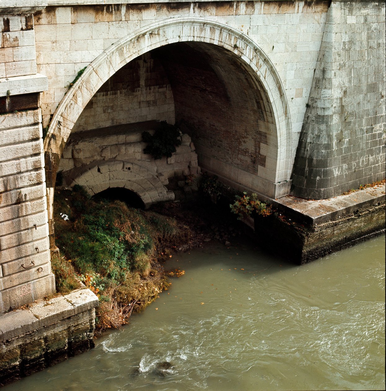 Antikkens Roma, arkaisk periode: utsikt fra munningen av Cloaca Maxima (Cloaca Massima eller Cloaque Maxime), samler begynner under Tarquin den gamle og slutter under Tarquin den suverene. 6. århundre f.Kr. Roma av Roman