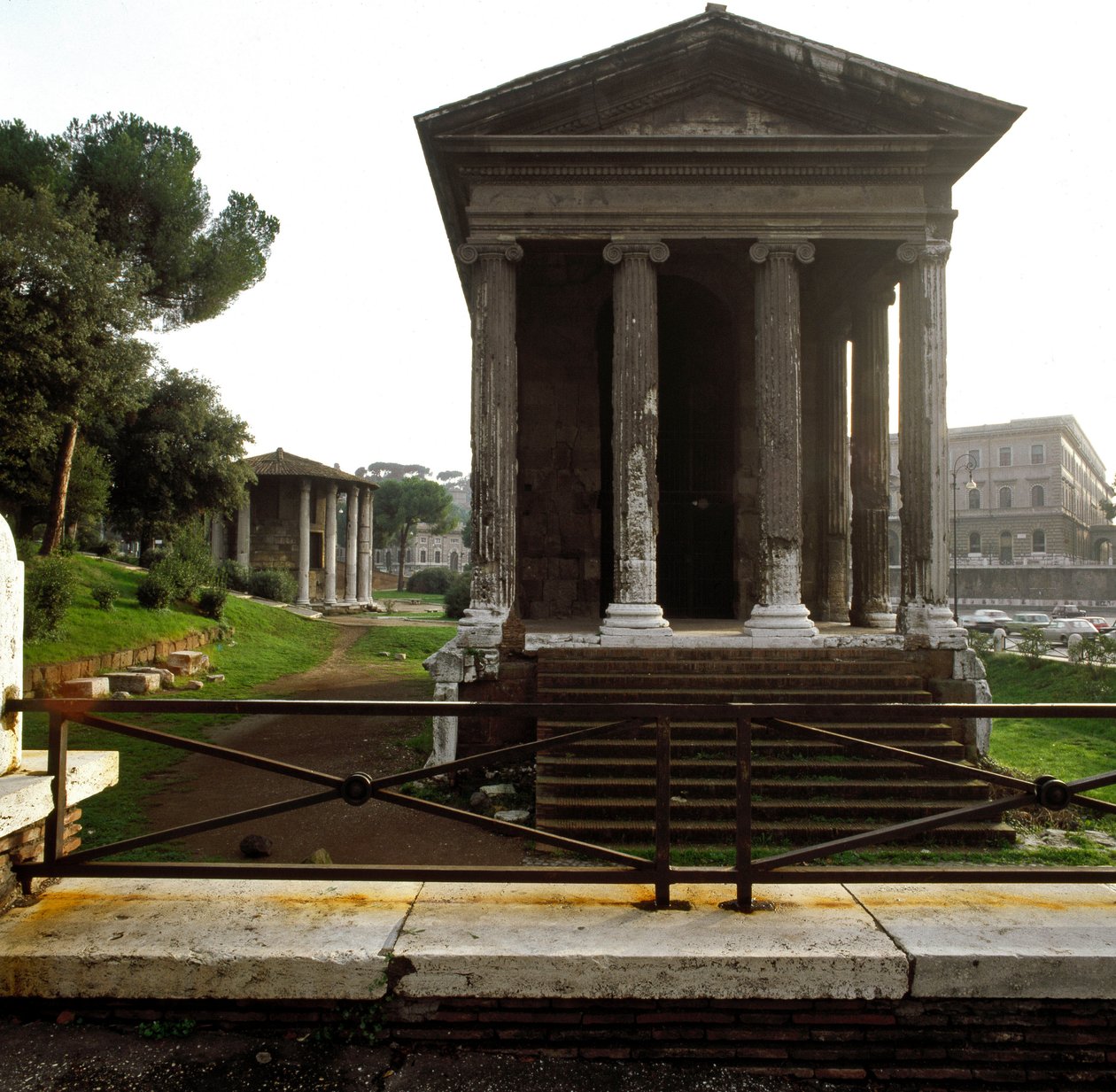 Antikkens Roma: utsikt over Tempio di Portuno (Portunus-tempelet eller tempelet for manlig formue) nær torget med sannhetens munning (Bocca della verita) 2.-1. århundre f.Kr. Roma av Roman