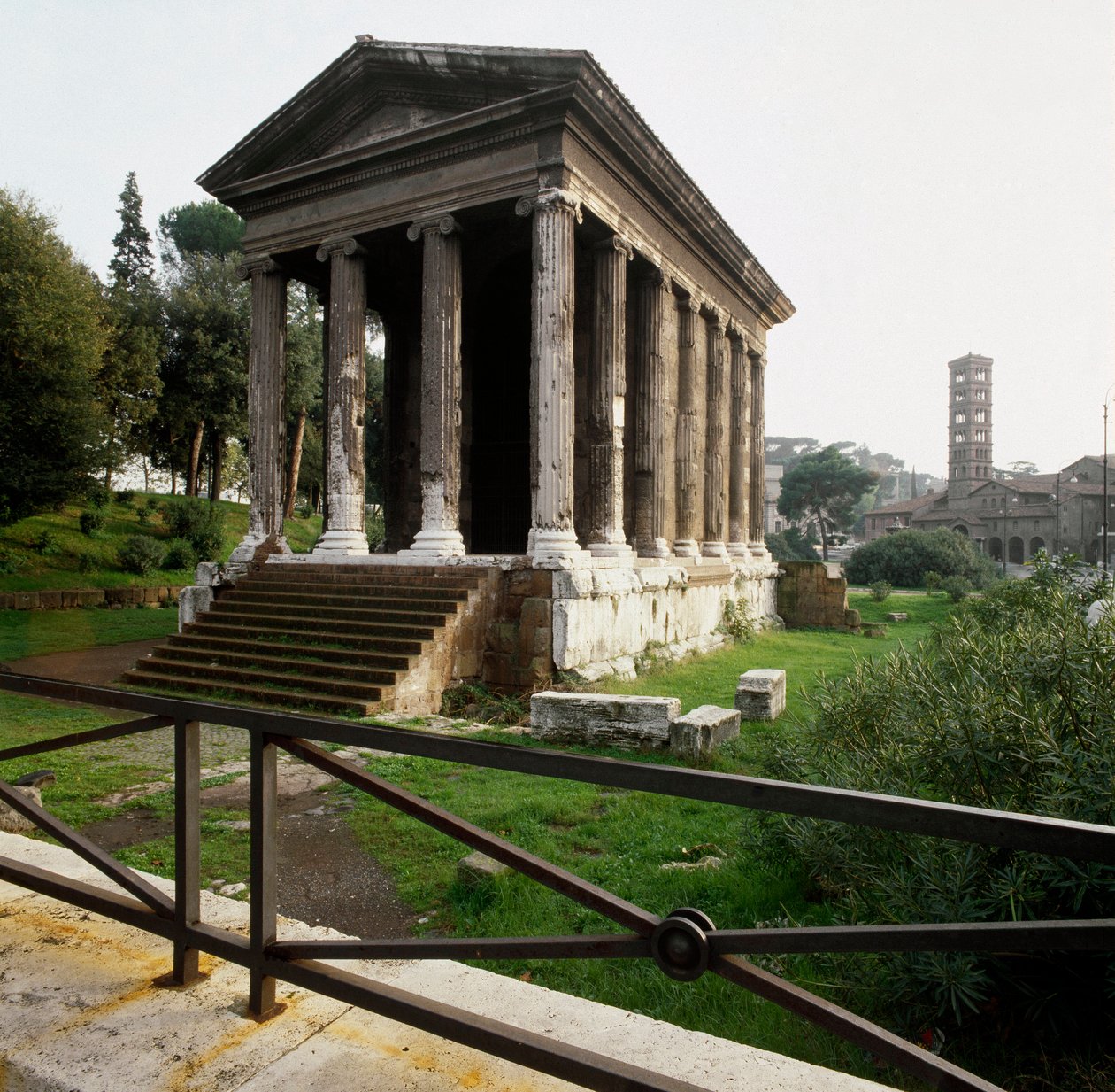 Antikkens Roma: utsikt over Tempio di Portuno (Portunus-tempelet eller tempelet for manlig formue) nær torget med sannhetens munning (Bocca della verita) 2.-1. århundre f.Kr. Roma av Roman
