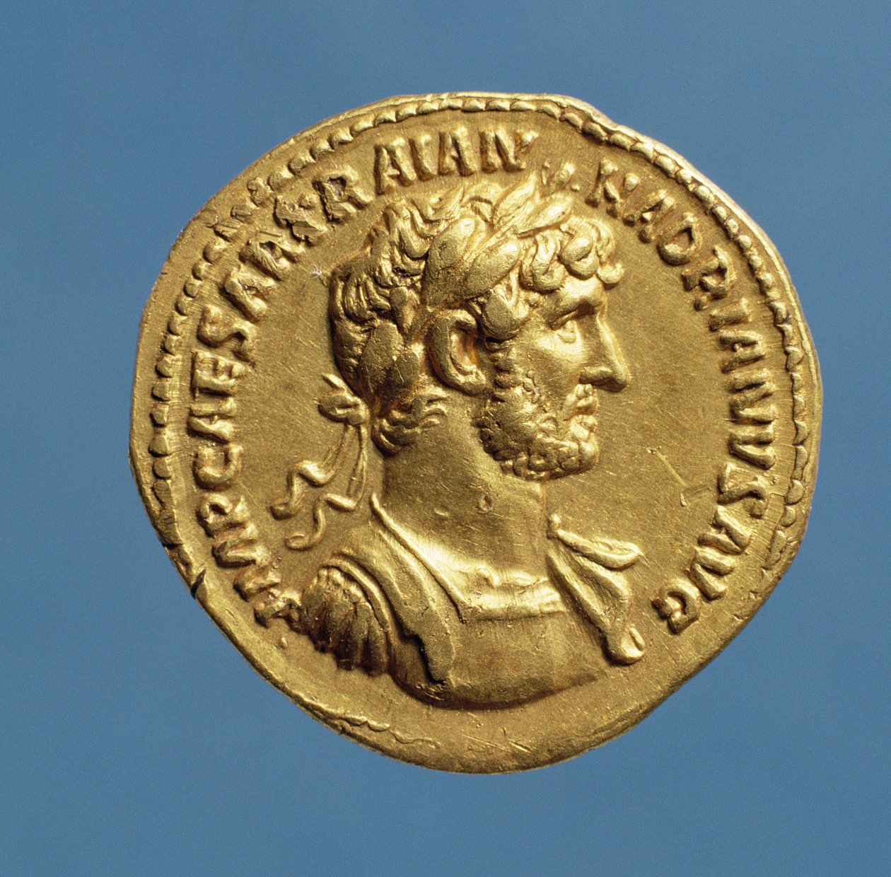 Aureus (forsiden) av Hadrian (AD 117-AD 138) drapert, cuirassed, iført en laurbærkrans. (gull) Innskrift: IMP CAESAR TRAIAN HADIANVS AVG av Roman