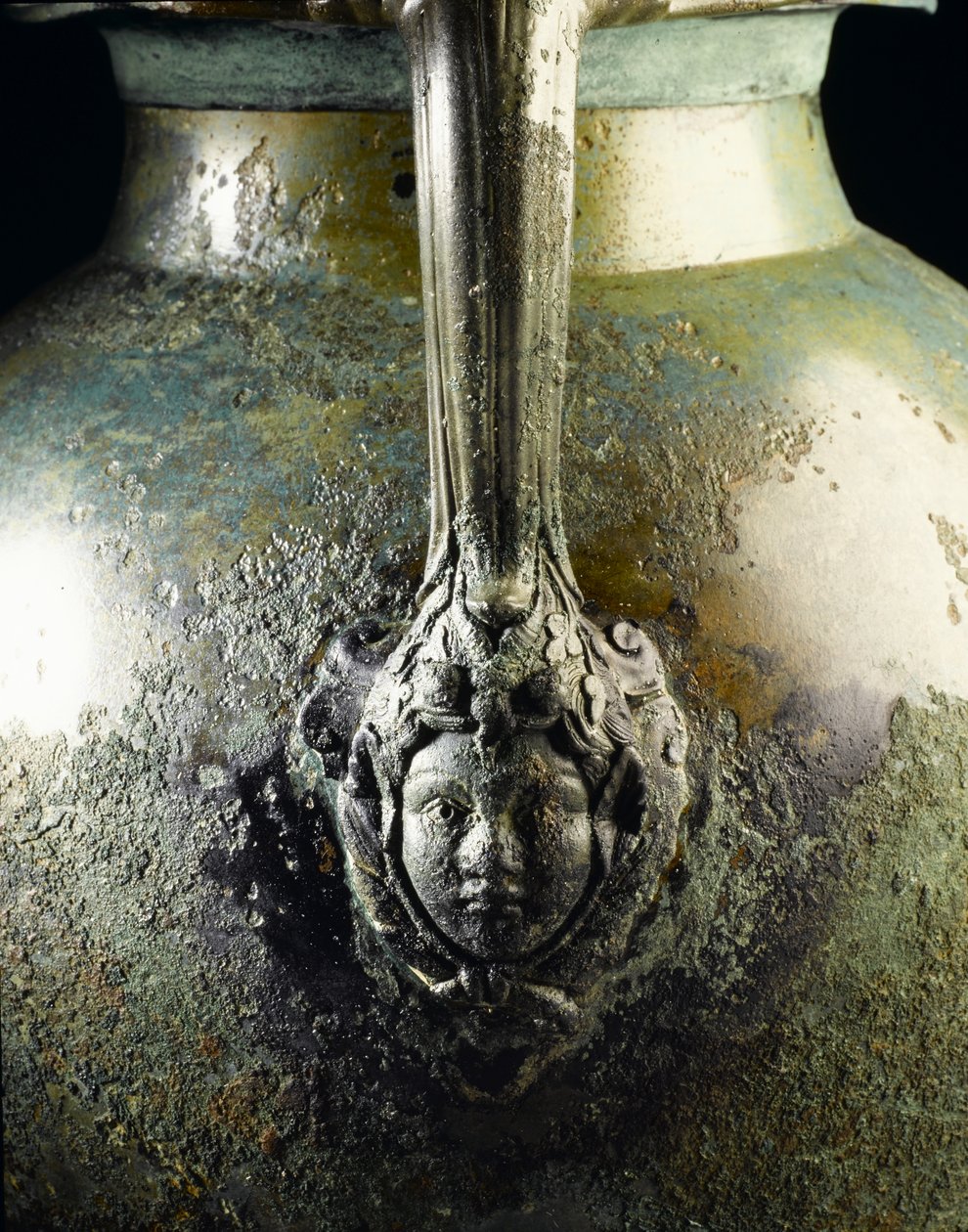 Basen på et vinkannehåndtak, som viser hodet til Bacchus, fra det romerske stedet i Newstead, Melrose, sent på 1. århundre e.Kr. (bronse) (detalj fra 193005) av Roman