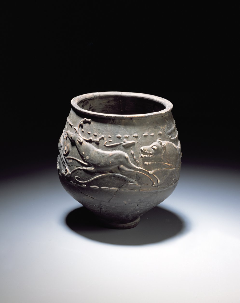 Beger dekorert med en jaktscene som viser hjort, hind og hunder, fra det romerske stedet i Newstead, Melrose, AD 140-80 (fargebelagt fingods) av Roman