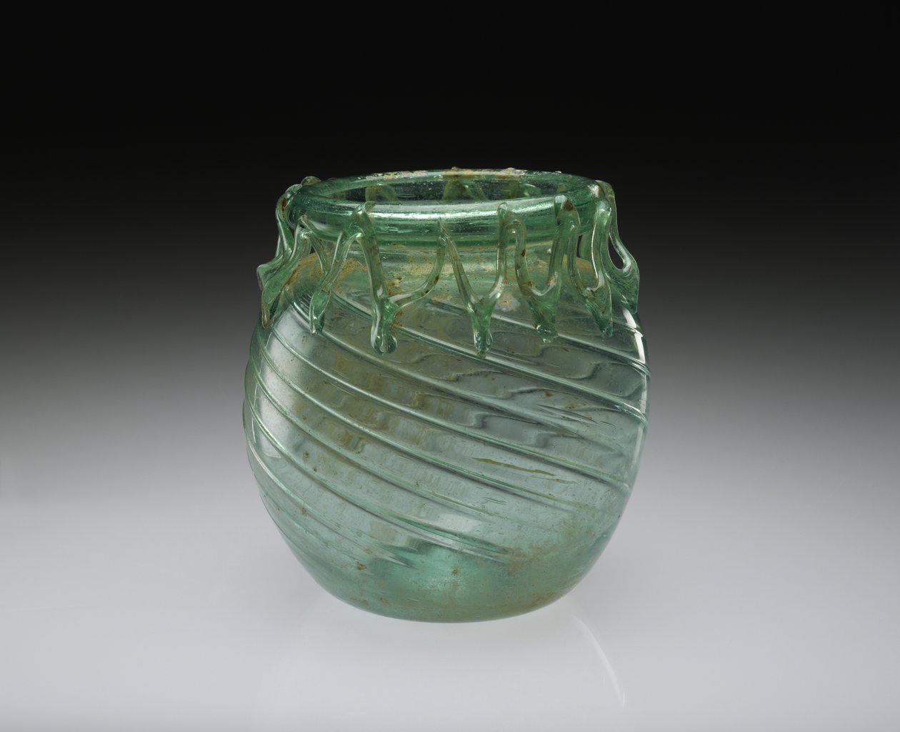 Blåst glasskrukke med funksjonelt og dekorativt etterheng, AD 301-400 (blåst glass) av Roman