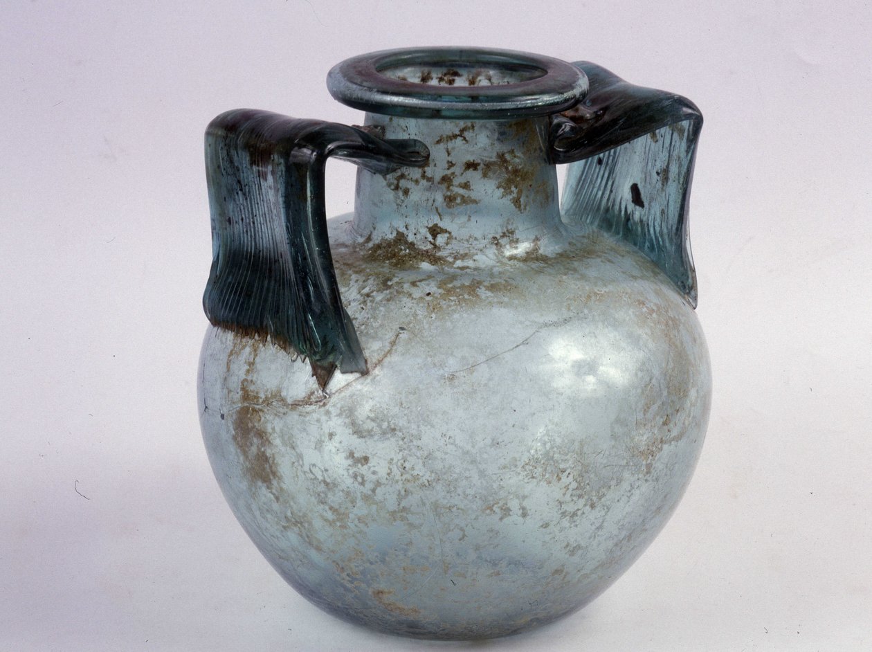 Blue glass cinerary urn with striated handles. av Roman