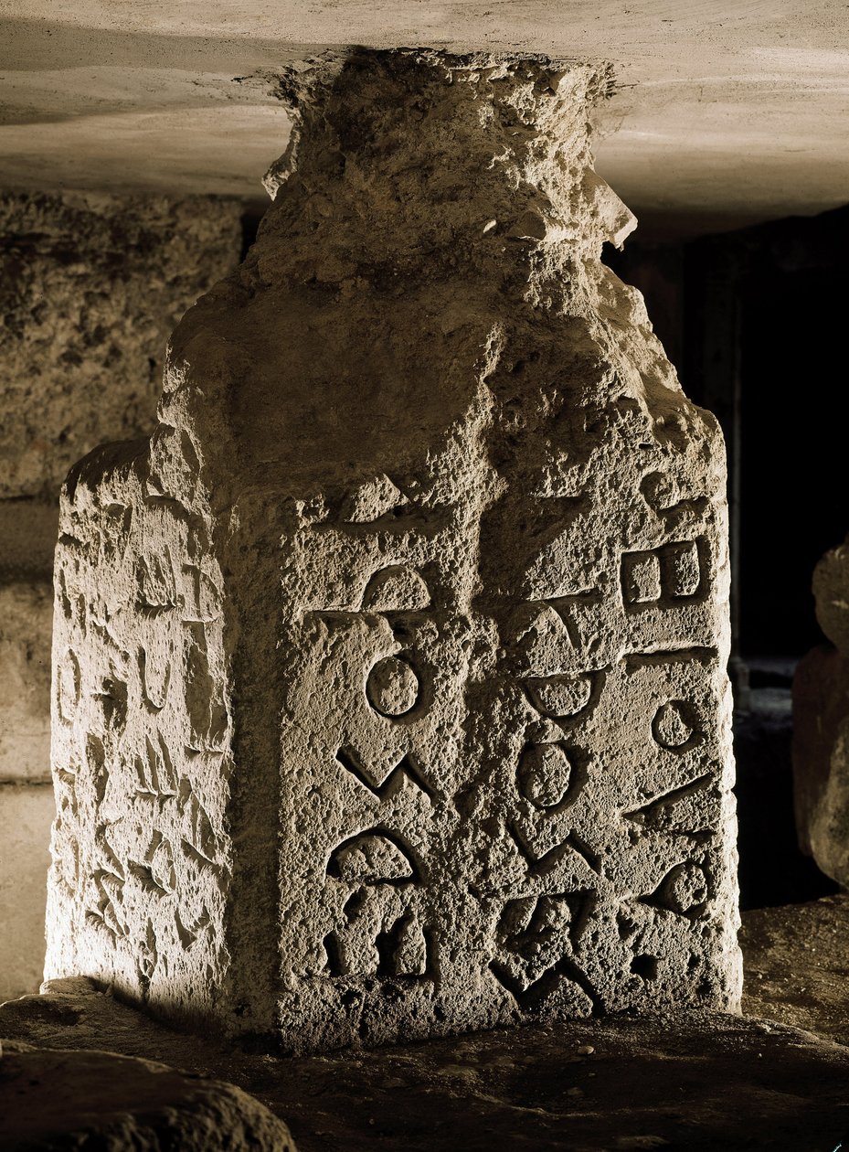 Borne (eller cippe) fra Forum Romanum (Foro Romano) funnet under buen til Septime Severe. Gravert inskripsjon på latin. 6. århundre f.Kr. Roma, Forum Romanum - Stele (cippus) med inngravert tekst på latin av en hellig lov, fra Lapis Niger. Stein, 6. århund av Roman