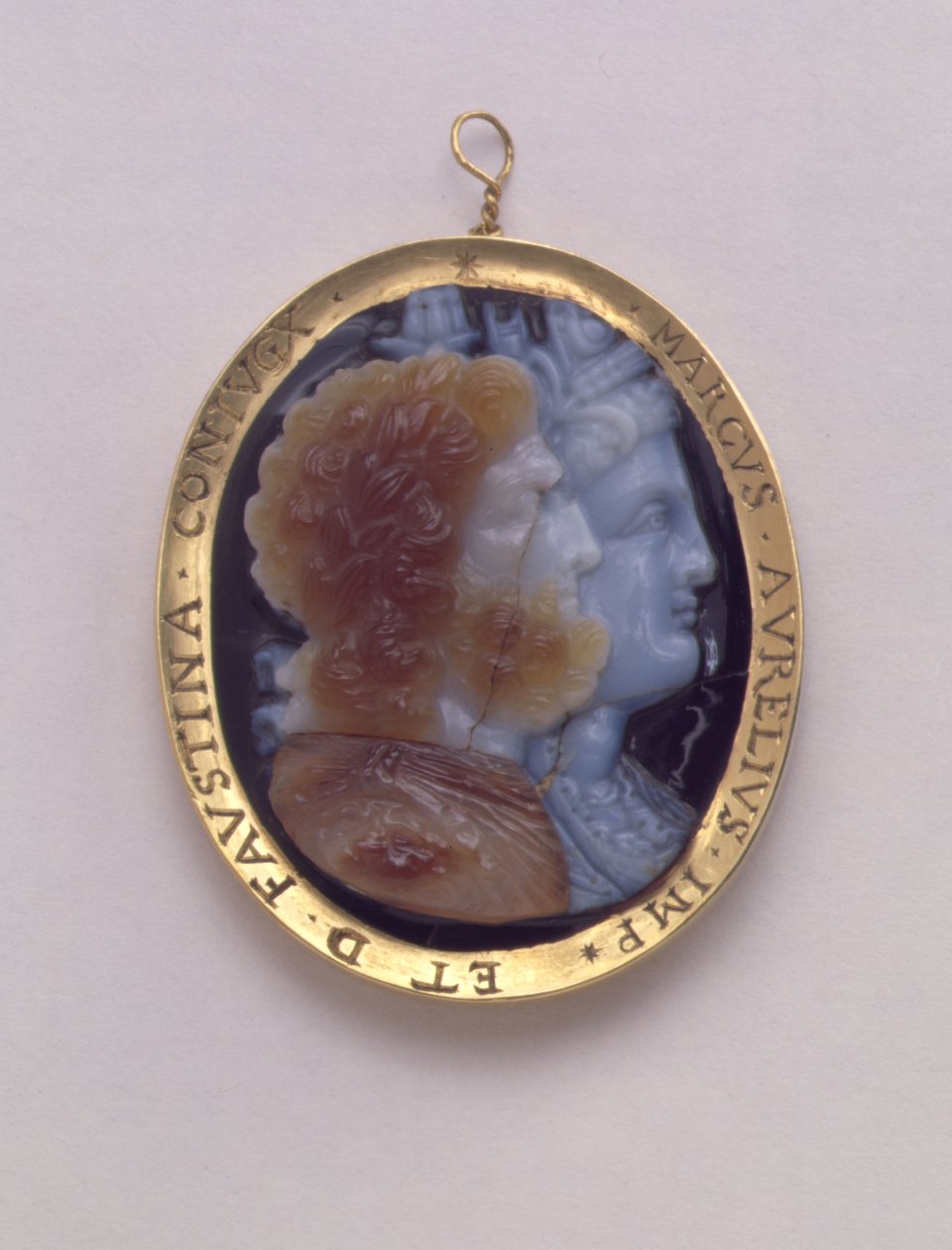 Cameo, med bilder av Serapis og Isis, i gullramme fra 1500-tallet som bærer navnene til Marcus Antoninus og hans kone Faustina (sardonyx) av Roman