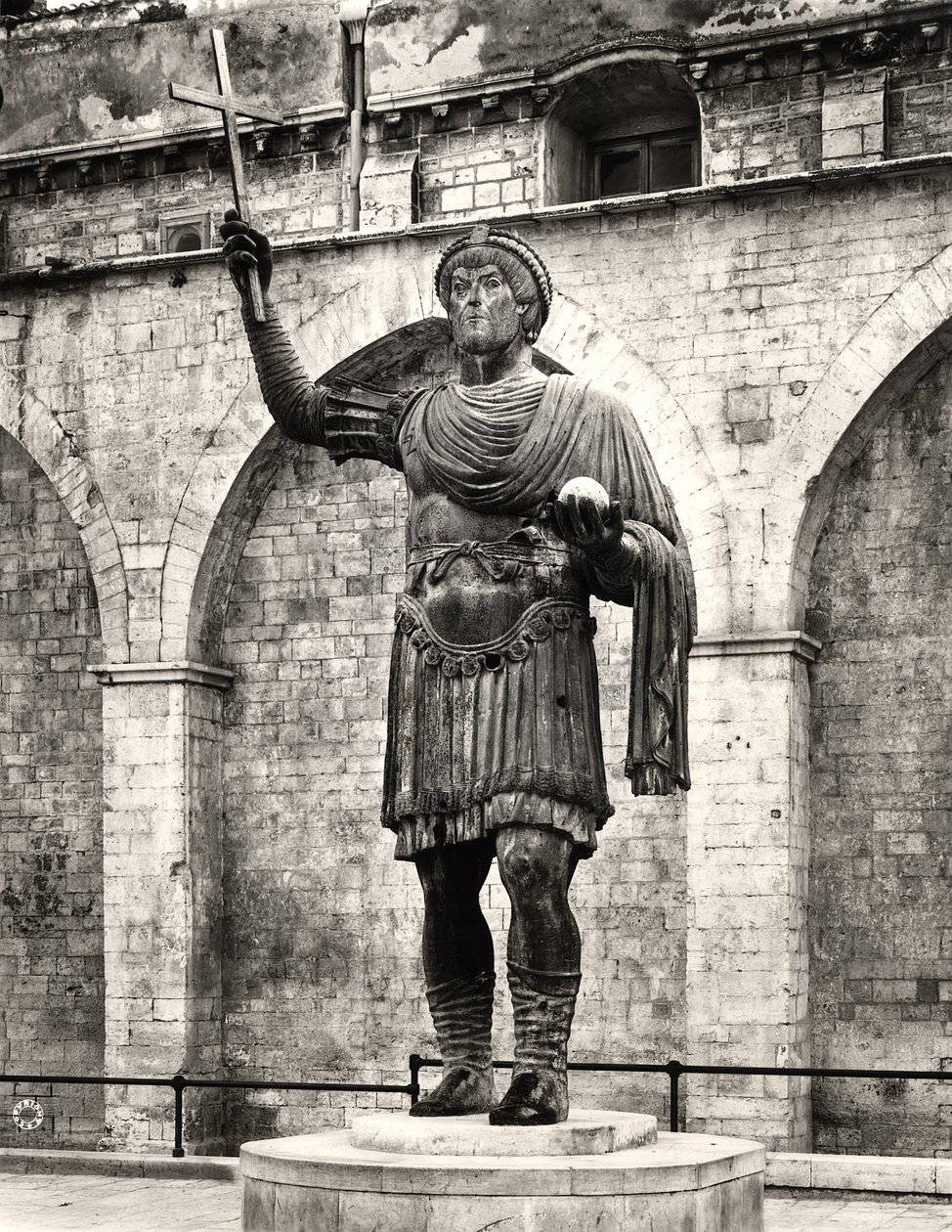 Kolossal statue muligens av keiser Valentinian I (321-375) kalt 