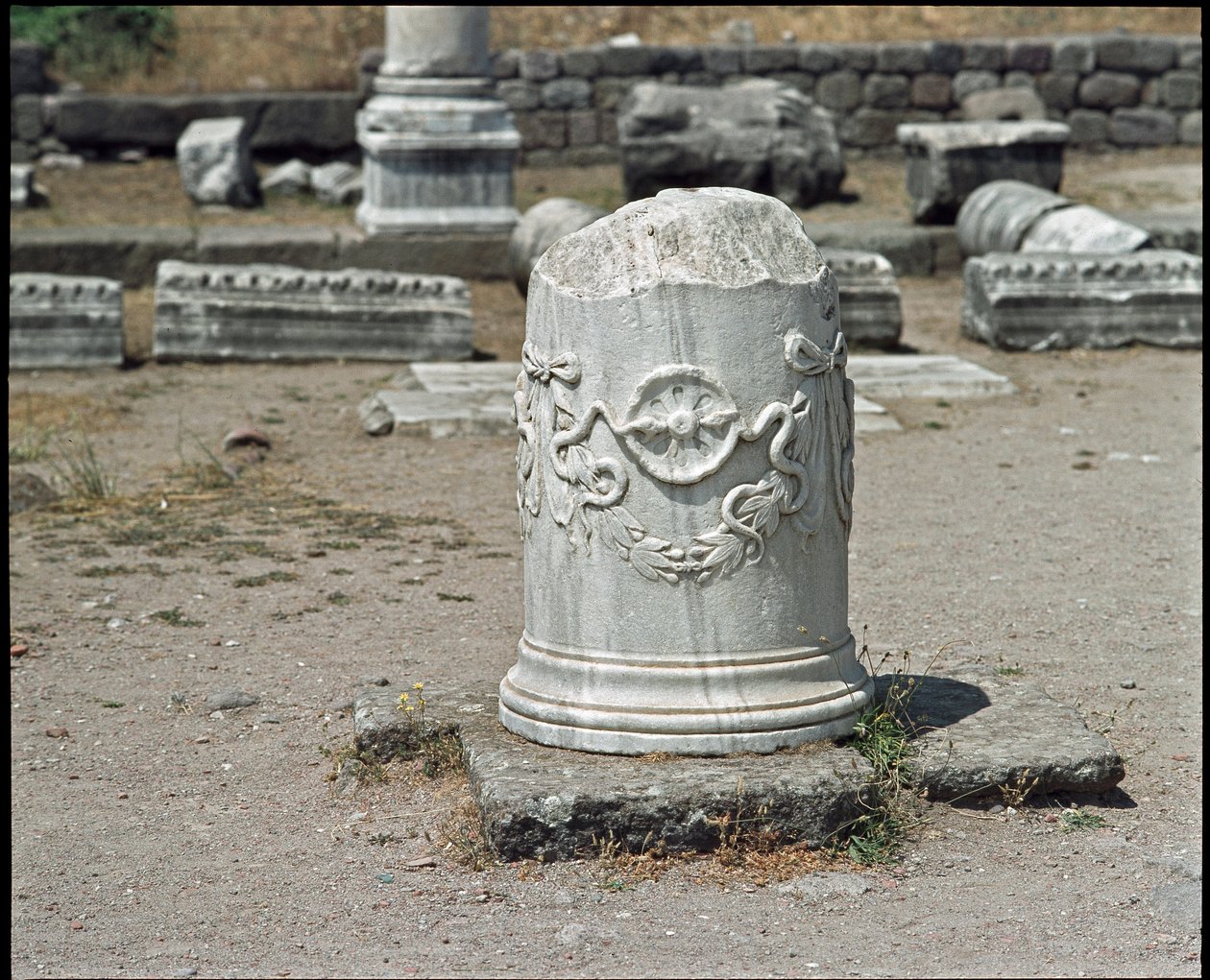 Søyle dekorert med symbolet på guden Asklepius. Asklepios-helligdommen (283 til 133 f.Kr.) av Roman