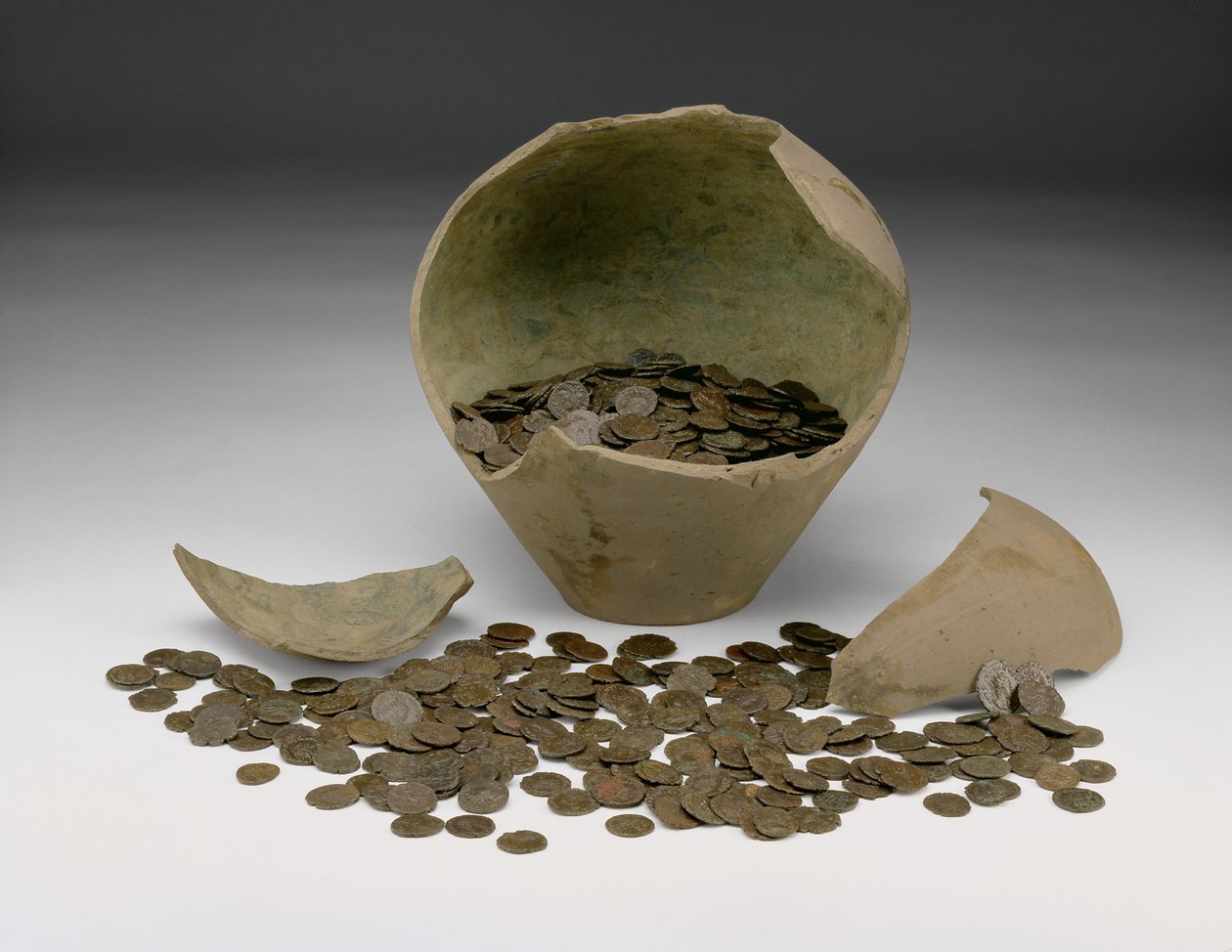 Komplett lokal romersk keiserlig myntbeholdning med krukke, Chalgrove II-skatten, fra Chalgrove, Oxfordshire (keramikk og metall) av Roman