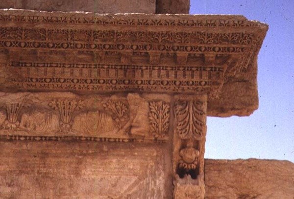 Detalj av en entablatur dekorert med portrettbyster, romersk, 2. århundre (bilde) av Roman