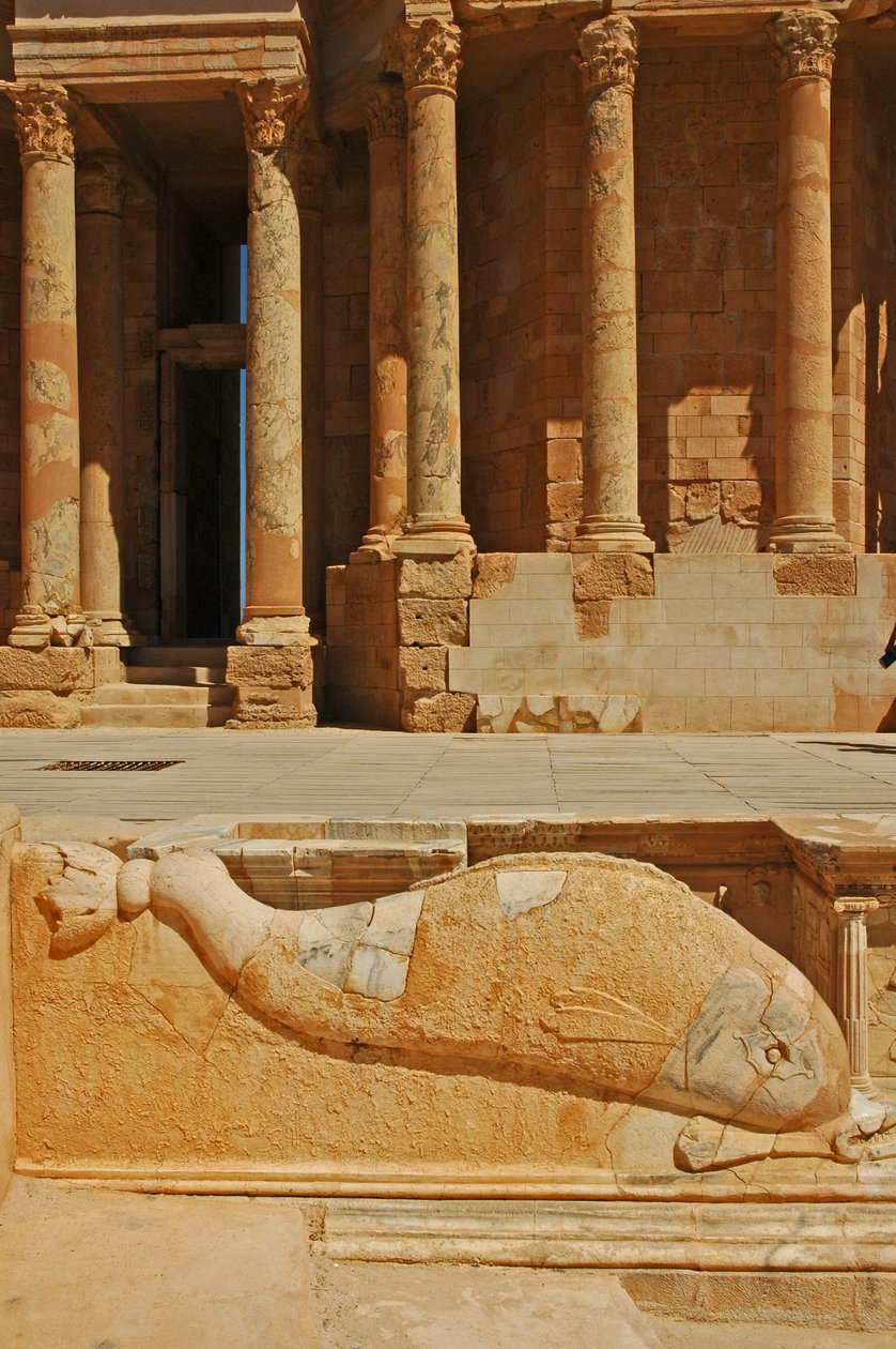 Delfinutskjæring foran scenen, Sabratha, Libya, ca. 190 e.Kr av Roman