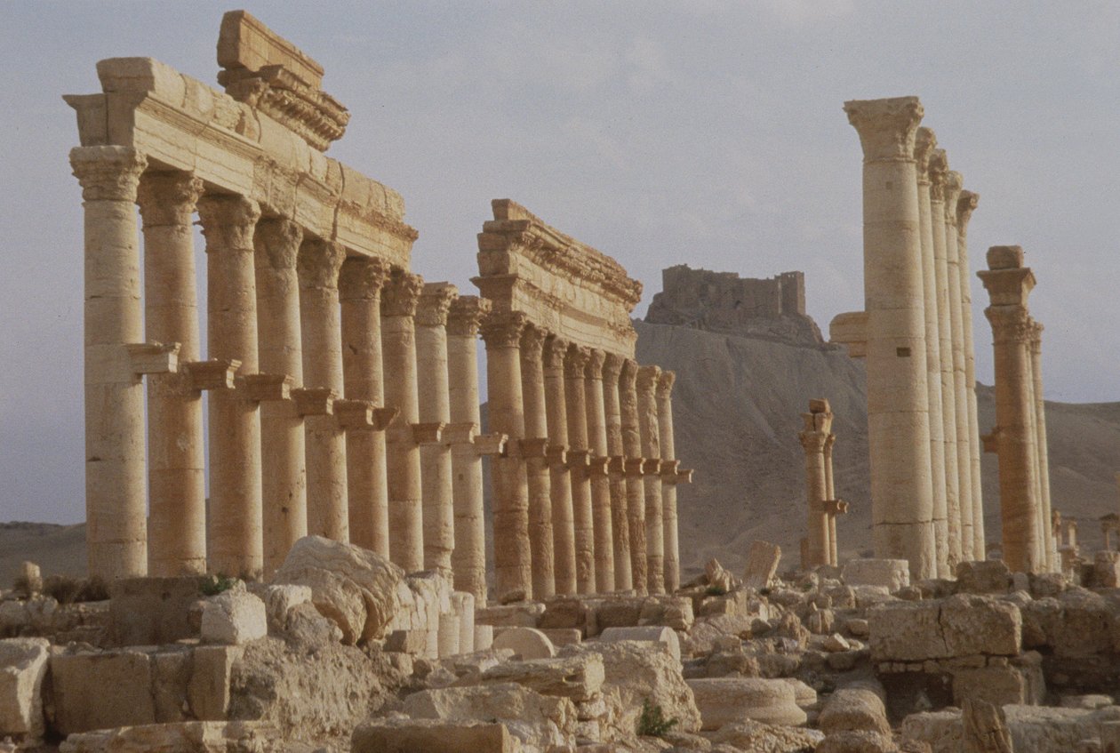 Den tidligste delen av den søylegate som danner hovedaksen i byen, fører til Qalaat Ibn Maan, et arabisk slott fra 1600-tallet, bygget i første halvdel av 200-tallet av Roman