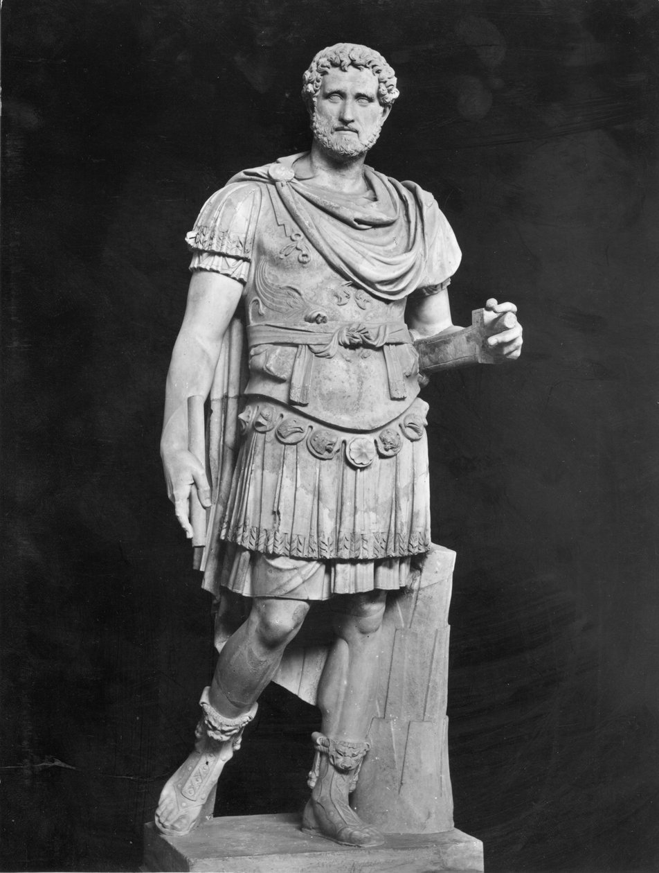 Keiser Antoninus Pius (86-161 e.Kr.) (marmor) (s/hvitt-bilde) av Roman