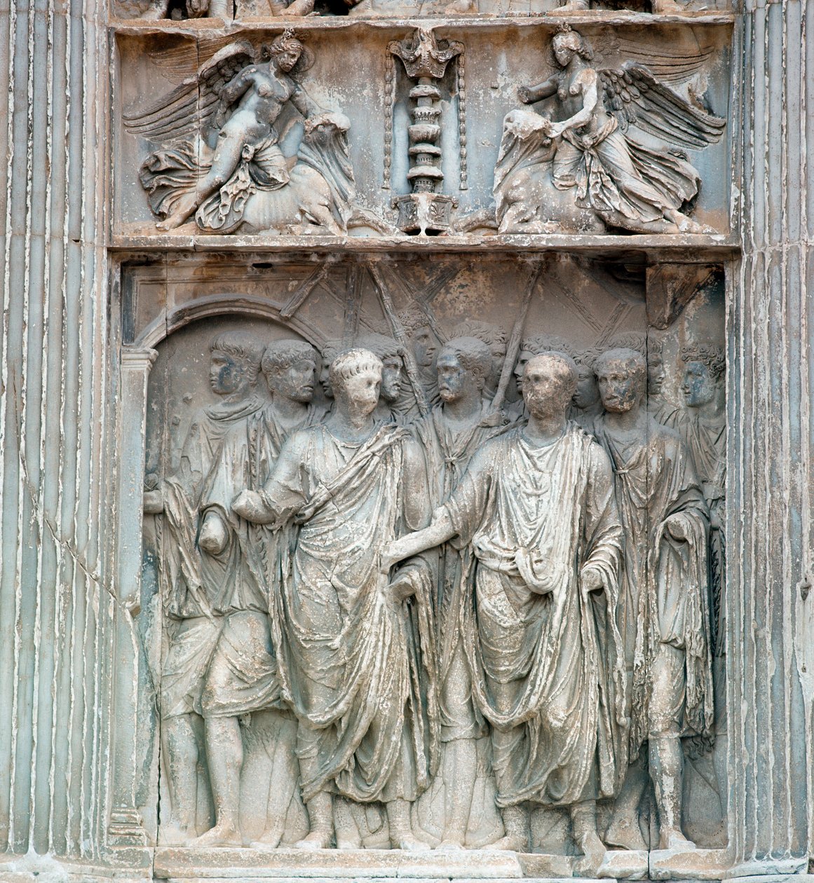 Keiser Trajanus (Traianus eller Trajan) (53-120) går til forumet da han kom tilbake fra Tyskland i 99 e.Kr. av Praefekten av byen Roma. Lav lindring. Benevento, Arco Trajan ©Luisa Ricciarini/Leemage av Roman