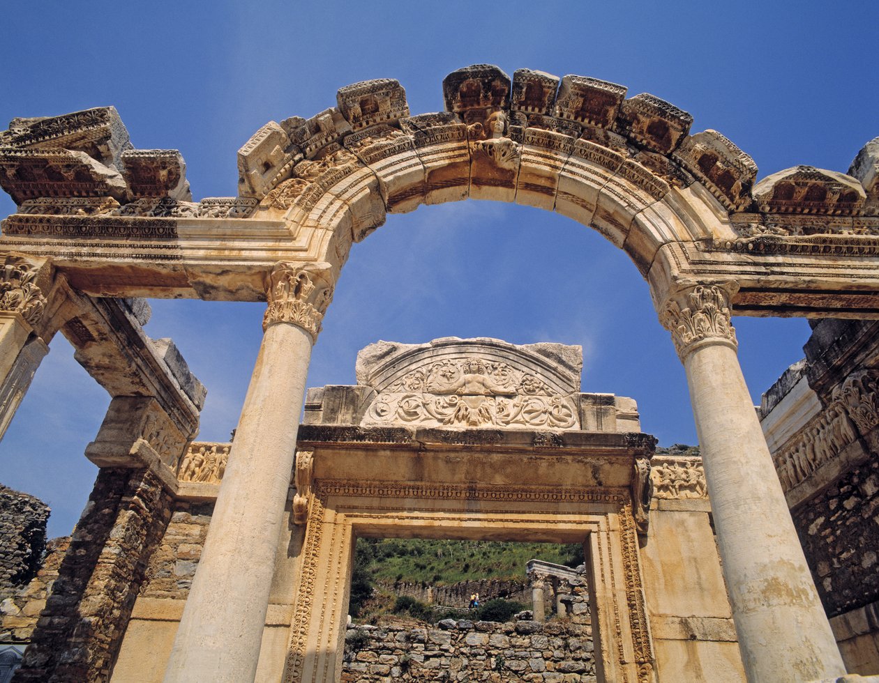 Fasade av Hadrians tempel av Roman
