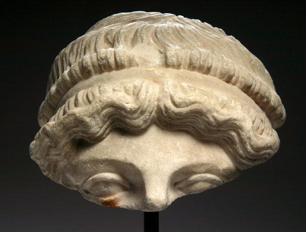 Fragment av en statue (marmor) av Roman