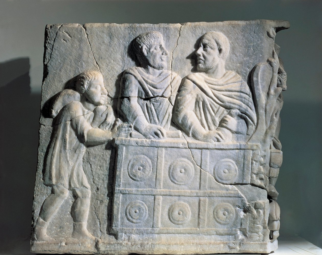 Fragment av sarkofag som viser pengeveksler, fra Roma, Viale del Re av Roman