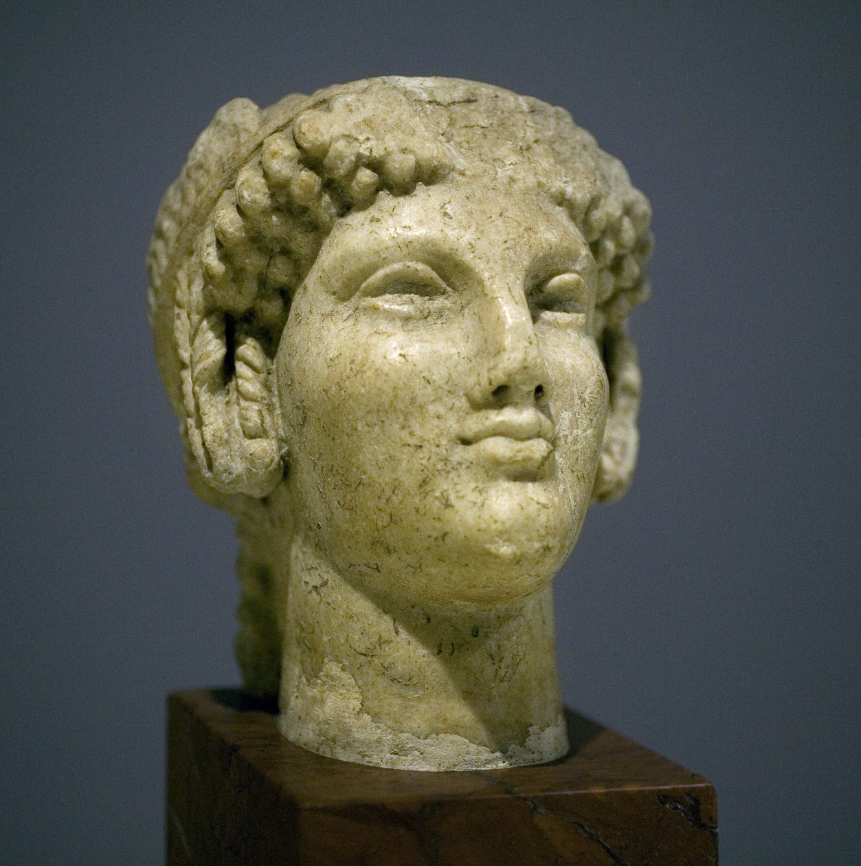 Jentehode (Kore), skulptur fra den romerske hellenistiske perioden (3. 2. århundre etter vår tidsregning), veldig uttrykksfulle ansikt, fremtredende kinnbein mot øst, smil, krøllete hår, arkaisk stil til Ionie på 600-tallet før vår tidsregning som fortsatt av Roman