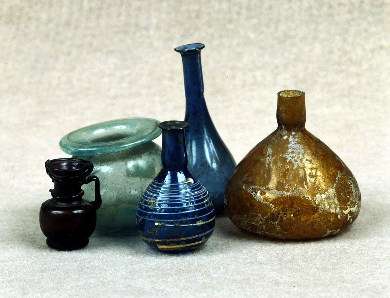 Glassflasker og hetteglass som inneholder parfymer, balsamer og salver. romersk tid. 1. århundre e.Kr. JC. av Roman