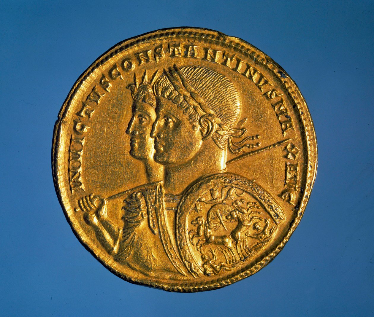 Solid gullmynt med bilde av keiser Konstantin I den store (280-337) av Roman