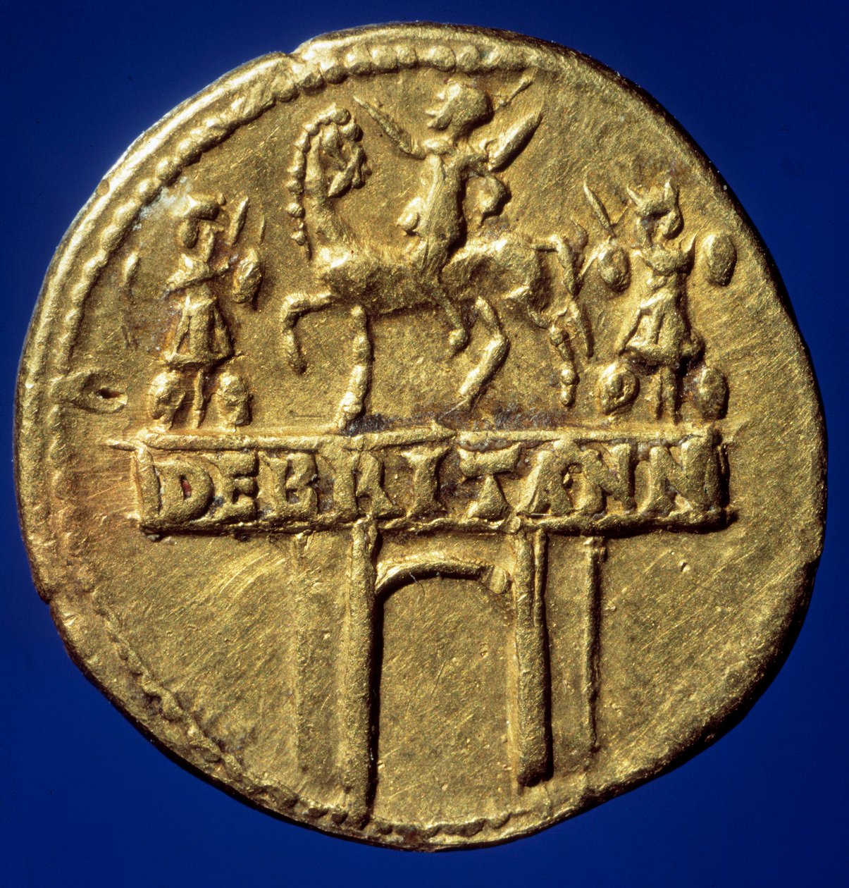 Gullmyntbue som representerer triumfbuen til keiser Claude I (10-54) (Tiberius Claudius Nero Drusus eller Germanicus) som minner om hans seire i Bretagne”” Paris, B.N. av Roman