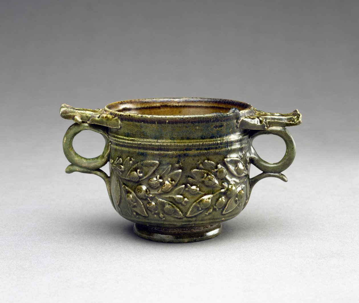 Grønnglasert Skyphos med hevede håndtak, blad- og bærlister, AD 1-100 (terrakotta) av Roman