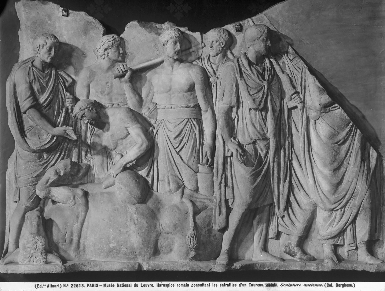 Haruspice konsulterer innvollene til en okse (marmor) (se 261376 og 261378) av Roman