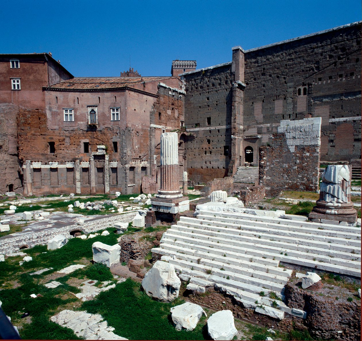 Imperial Forum (forum for Augustus): utsikt over tempelet til Avenger Mars (Marte Ultore). 2 f.Kr. Roma av Roman