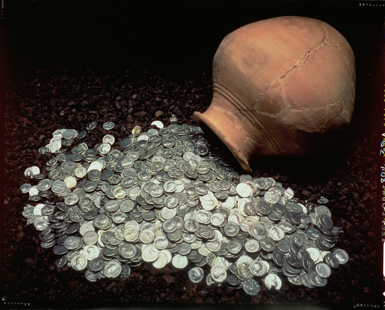 Krukke som inneholdt en forsamling av romerske sølvmynter, fra Falkirk, midten av 3. århundre e.Kr av Roman