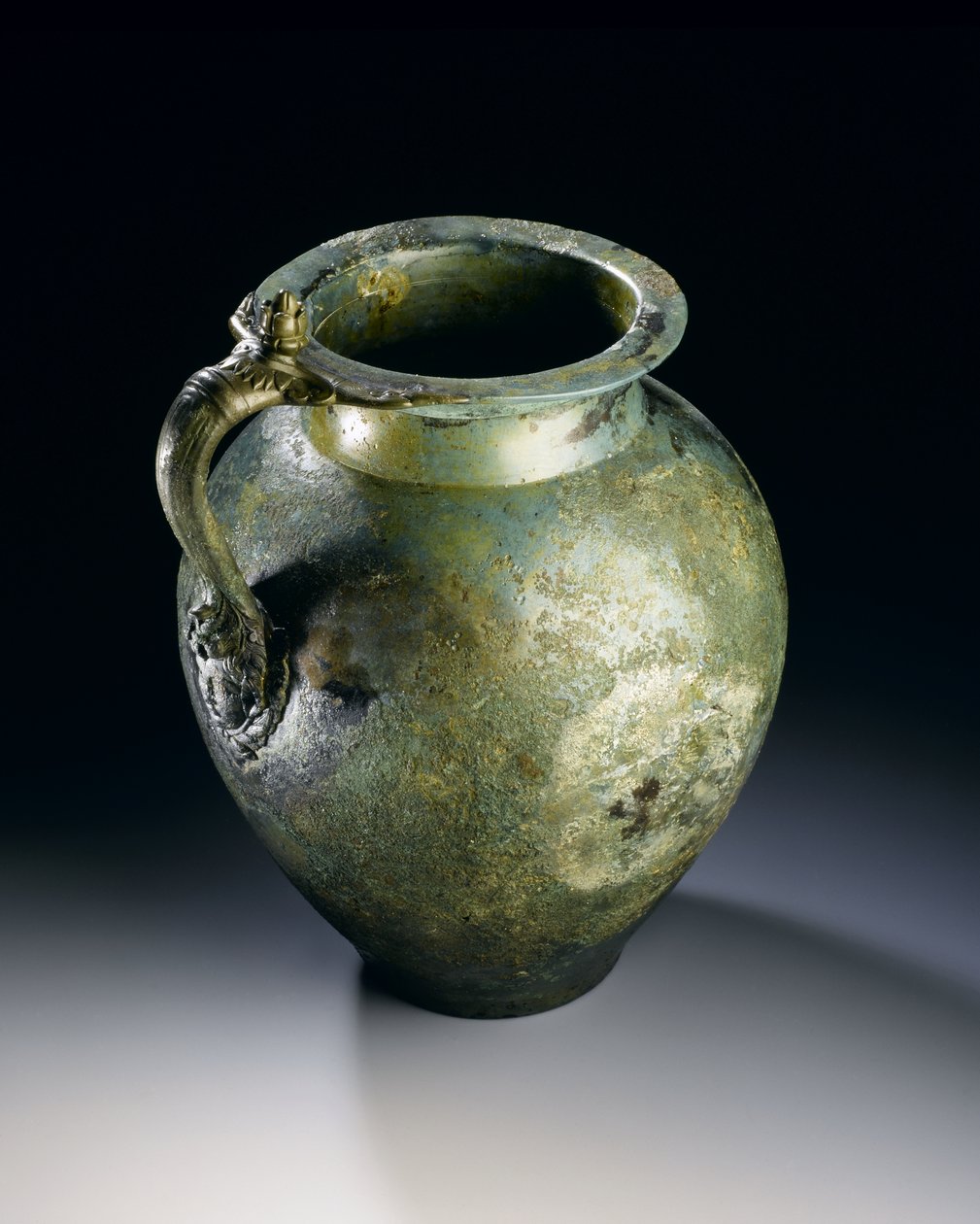 Stor vinmugge med dekorert håndtak, fra det romerske stedet i Newstead, Melrose, sent på 1. århundre e.Kr. (bronse) (se 193006 for detaljer) av Roman